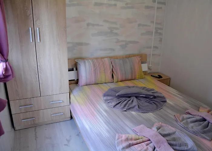 къщички поляните Parque de vacaciones Sinemoretz